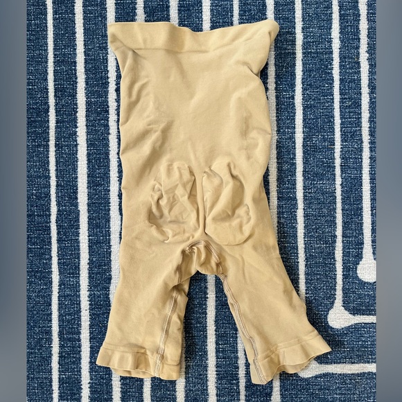 Skims Seamless High Waist Shorts - Picture 3 of 4